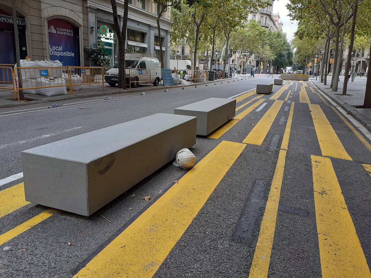 alextortsagues's tweet photo. No cal esperar que hi hagi la primera desgràcia d'un motorista per retirar aquests blocs del carrer: https://t.co/Hn3UqKRqSg