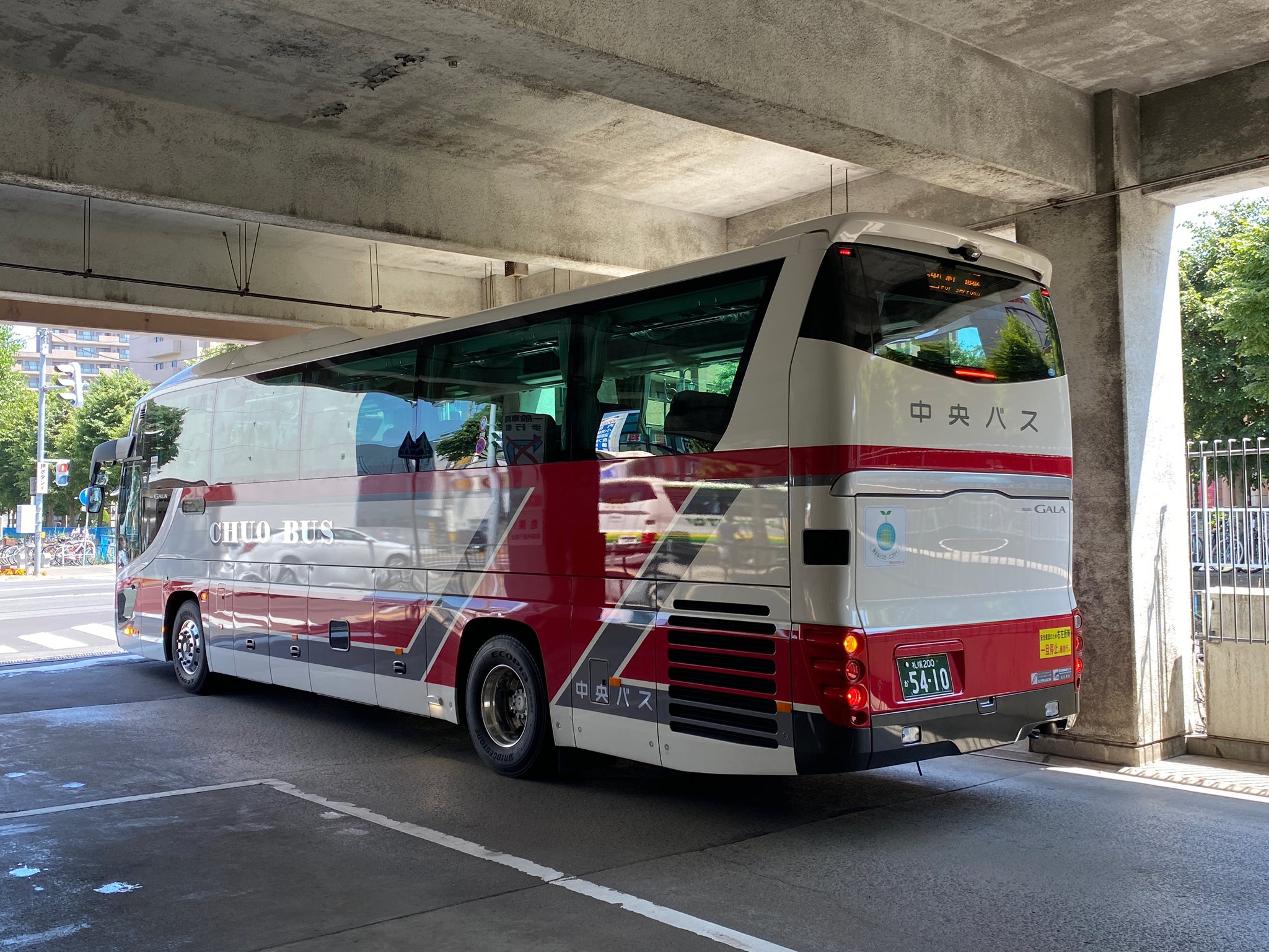 ドリーミント Jr北海道記念入場券収集中 大谷地で撮影した高速はこだて号と南郷18丁目で撮影したポテトライナーです ようやく5410を撮影しました 車体が輝いていました 2551は昨年に再塗装されていますので こちらも綺麗な外観です 5404はどこがメイン