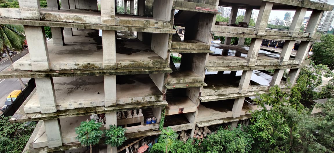 MittalGada1's tweet photo. This is an abandoned half-consructed building near our society. There's a Ganpati idol maker opposite the road who makes idols and dumps all the waste in this building. The person has turned this into a dumping ground. It is causing excessive breeding of mosquitoes especially https://t.co/ZH2QcHiAGi