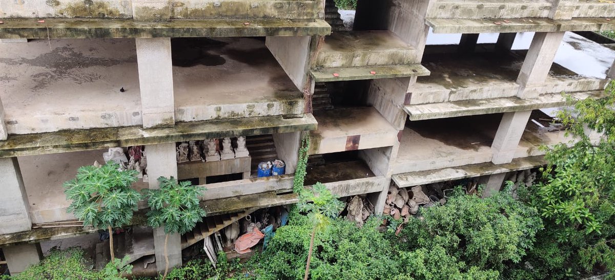 MittalGada1's tweet photo. This is an abandoned half-consructed building near our society. There's a Ganpati idol maker opposite the road who makes idols and dumps all the waste in this building. The person has turned this into a dumping ground. It is causing excessive breeding of mosquitoes especially https://t.co/ZH2QcHiAGi