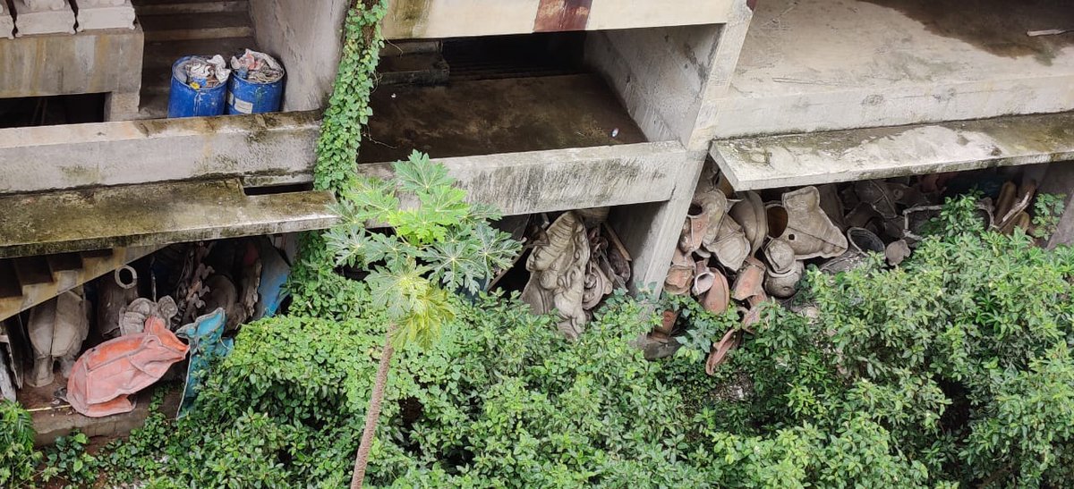 MittalGada1's tweet photo. This is an abandoned half-consructed building near our society. There's a Ganpati idol maker opposite the road who makes idols and dumps all the waste in this building. The person has turned this into a dumping ground. It is causing excessive breeding of mosquitoes especially https://t.co/ZH2QcHiAGi