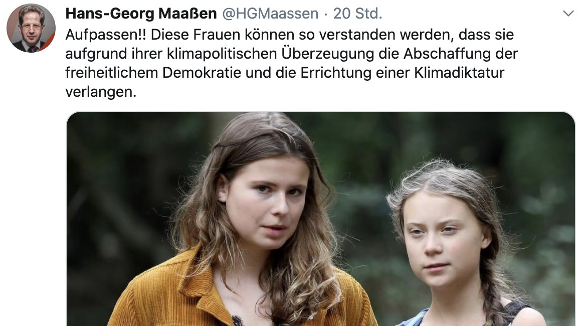Aufpassen!! Junge Frauen haben einen offenen Brief geschrieben, der angesichts der Klimakrise explizit fordert, Demokratie zu stärken und zu schützen.
Denn Demokratien sind tatsächlich gefährdet. Nicht zuletzt von sogenannten Verfassungsschützern, die sie aktiv degradieren.