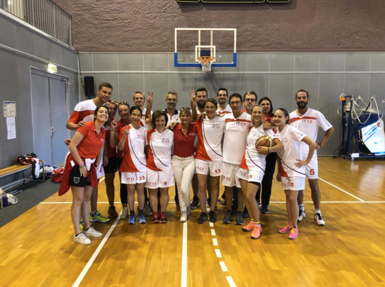 ITCaisseEpargne's tweet photo. On profite de cette période estivale pour partager nos moments phares de l'année !
💻 Le MDF, meilleur développeur de France 2019
🏀 Le défi Imagine 2024
🤸‍♂ La journée Agile du groupe BPCE à Aix-en-Provence
Lequel vous a le plus marqué ? https://t.co/7InTw9xJdR