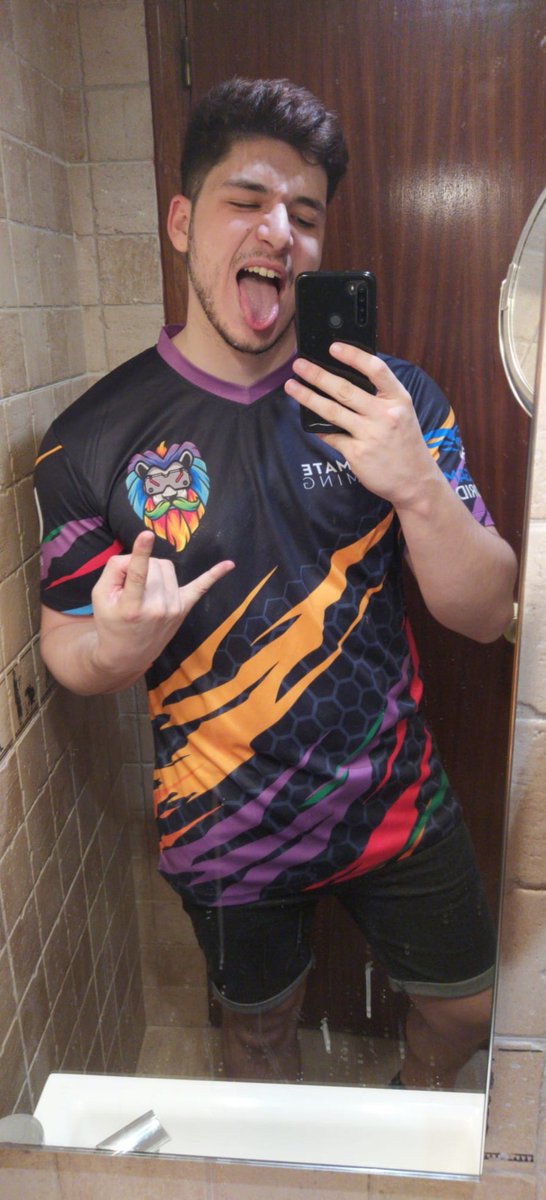 ShadowbanClub's tweet photo. Vuestro cáster de confianza y uno de los tres fundadores del Club, os enseña mejor como queda la camiseta... https://t.co/ohZptFfj7k