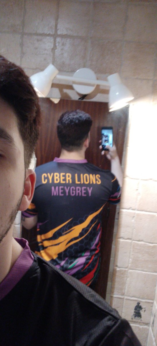 Vuestro cáster de confianza y uno de los tres fundadores del Club, os enseña mejor como queda la camiseta...