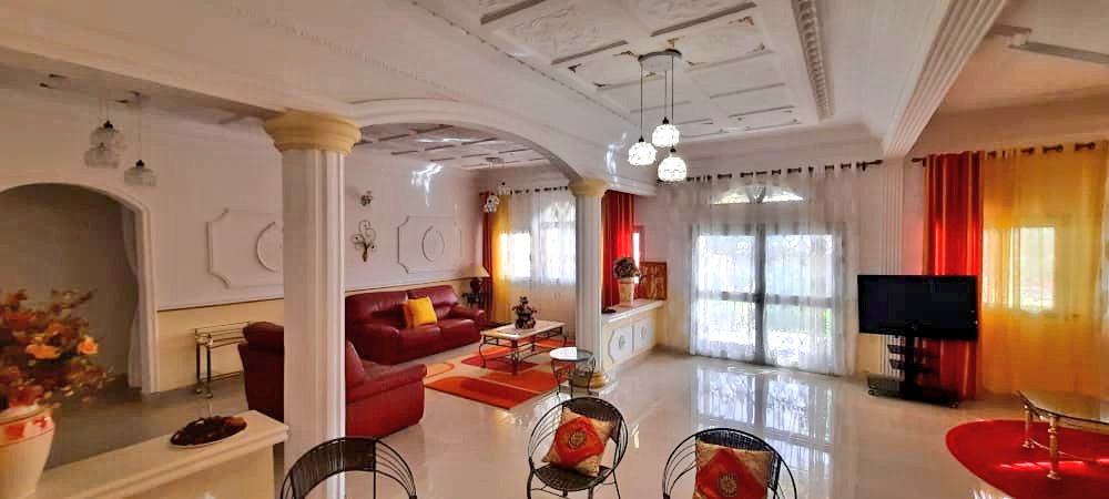 TontonZ237's tweet photo. Détails :
- 8 chambres avec douche, baignoire et eau chaude
- 5 salons
- 1 cuisine
- 1 salle à manger
- 3 Terrasses
- 1 dépendance de 2 chambres 1 cuisine 1 douche
- 1 toilette externe
- 1 parking d'une contenance de 16 véhicules au-moins
- 1 jardin de plus de 200 m² https://t.co/0fW5p0xLL2