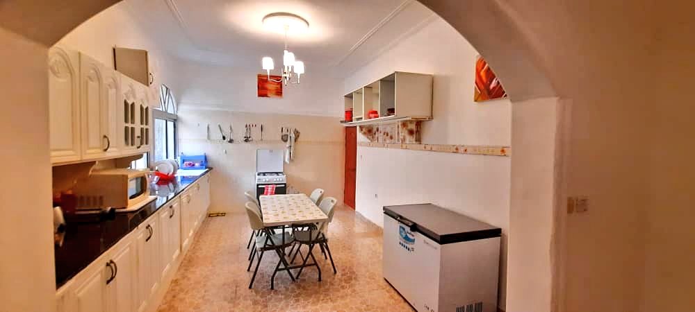 TontonZ237's tweet photo. Détails :
- 8 chambres avec douche, baignoire et eau chaude
- 5 salons
- 1 cuisine
- 1 salle à manger
- 3 Terrasses
- 1 dépendance de 2 chambres 1 cuisine 1 douche
- 1 toilette externe
- 1 parking d'une contenance de 16 véhicules au-moins
- 1 jardin de plus de 200 m² https://t.co/0fW5p0xLL2
