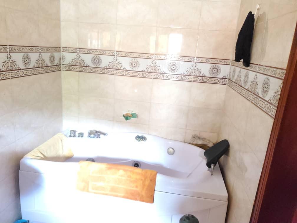 TontonZ237's tweet photo. Détails :
- 8 chambres avec douche, baignoire et eau chaude
- 5 salons
- 1 cuisine
- 1 salle à manger
- 3 Terrasses
- 1 dépendance de 2 chambres 1 cuisine 1 douche
- 1 toilette externe
- 1 parking d'une contenance de 16 véhicules au-moins
- 1 jardin de plus de 200 m² https://t.co/0fW5p0xLL2