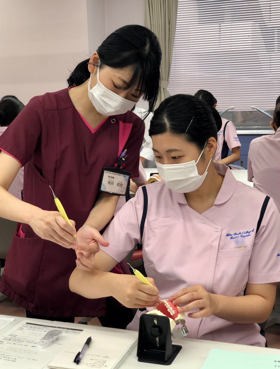 昼間部1年生の歯周疾患予防の実習🦷 スケーラーを使って前歯に付着した