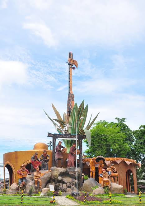 TourPromotionPh's tweet photo. Surallah Tri-People Monument, South Cotabato. This monument aims to celebrate the diversity of the province’s major groups who are the Christians, Muslims, and T’boli tribes.
#PinasMuna #travel #wowph #choosephilippines #VisitPhilippines #itsmorefuninthephilippines https://t.co/6D1AbC7QrY