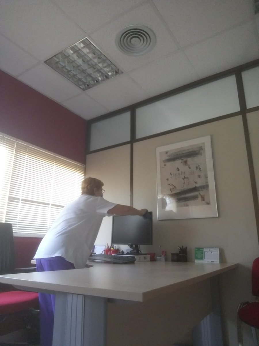 Gesquart's tweet photo. Us deixem algunes fotos de la neteja i desinfecció que duem a terme diàriament en edificis públics, parcs infantils i mobiliari urbà.En #Quartdepoblet tan sols un positiu en els últims 14 dies. Per a consultar l'evolució del #Covid19http://coronavirus.san.gva.es/estadisticas https://t.co/twRjZP0Ix8