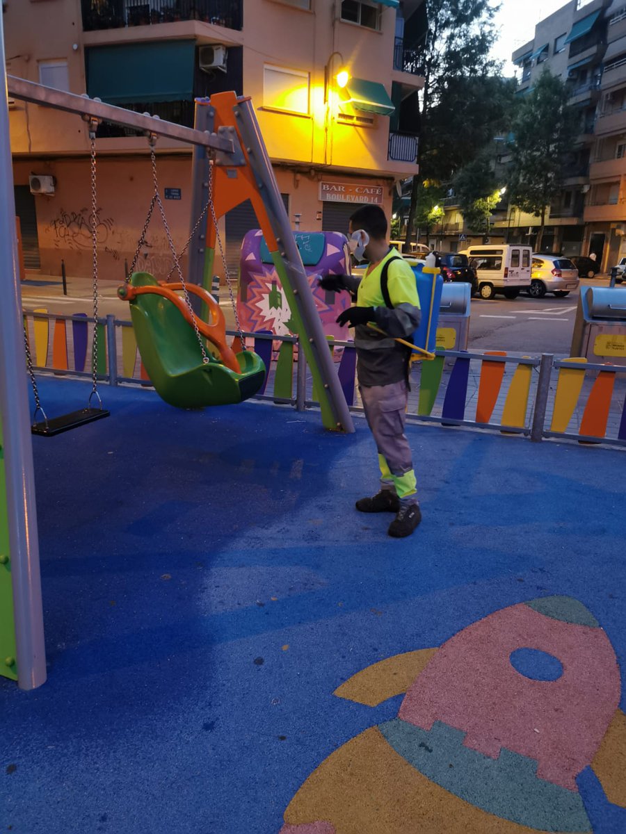 Gesquart's tweet photo. Us deixem algunes fotos de la neteja i desinfecció que duem a terme diàriament en edificis públics, parcs infantils i mobiliari urbà.En #Quartdepoblet tan sols un positiu en els últims 14 dies. Per a consultar l'evolució del #Covid19http://coronavirus.san.gva.es/estadisticas https://t.co/twRjZP0Ix8