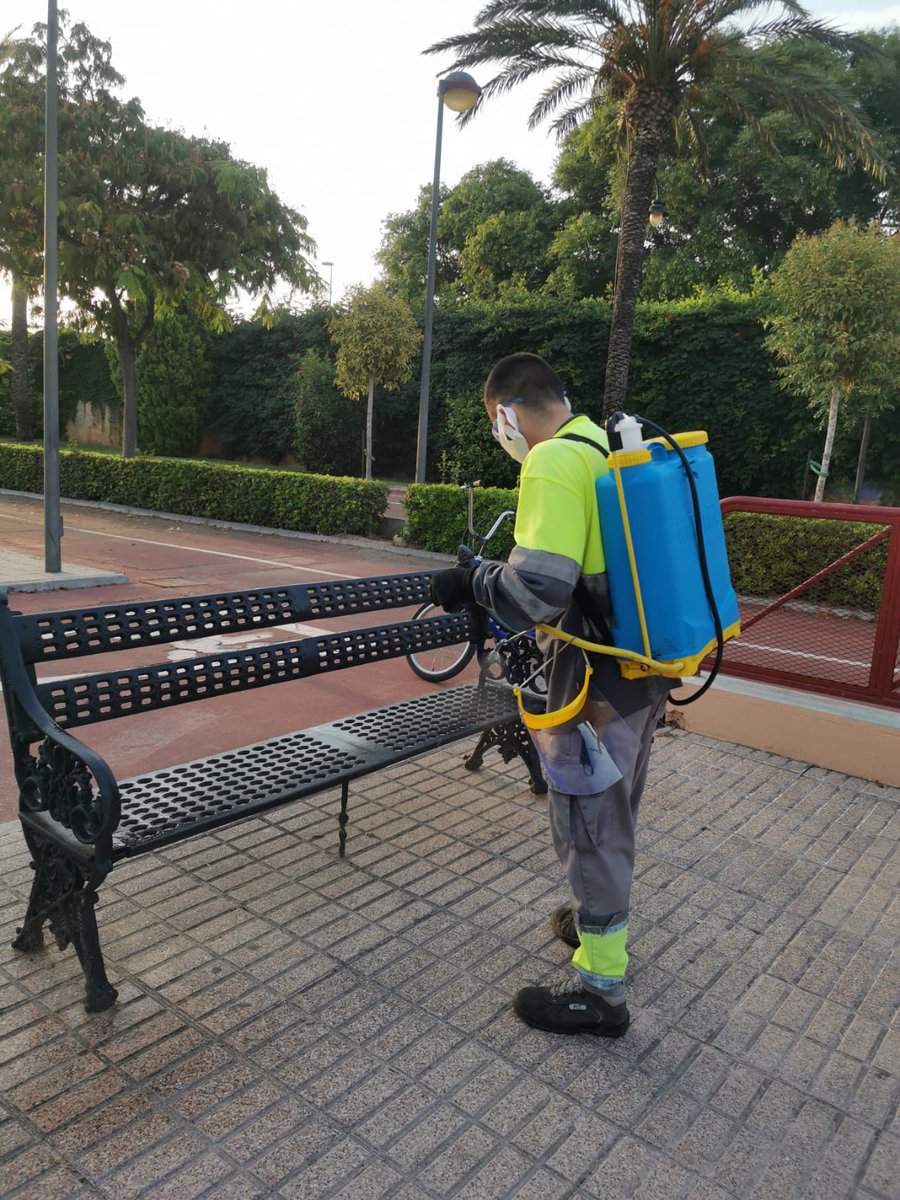 Gesquart's tweet photo. Us deixem algunes fotos de la neteja i desinfecció que duem a terme diàriament en edificis públics, parcs infantils i mobiliari urbà.En #Quartdepoblet tan sols un positiu en els últims 14 dies. Per a consultar l'evolució del #Covid19http://coronavirus.san.gva.es/estadisticas https://t.co/twRjZP0Ix8