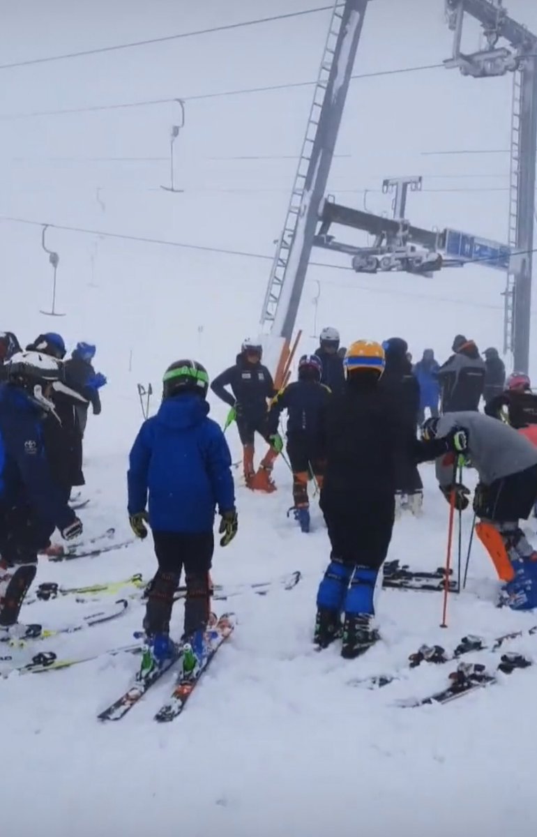 SRDteamNL's tweet photo. ‘Er wacht een mooie zomer op je‘ #kampagnevakantieinOostenrijk40milj Nou, welkom in Oostenrijk 😅. Konden we niet direct verder omhoog omdat de lift was vastgevroren deze morgen🙈 🌨❄️ #effwachten #training #ditnognieteerdermeegemaakt #juli #opleidingsprogramma #alpineskiën https://t.co/rRSlPAtTpO