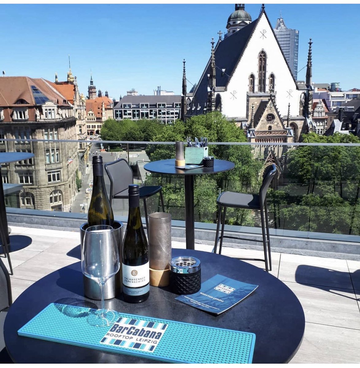 LeipzigLife's tweet photo. Sommerferien und sonniges Wetter in Leipzig - da möchte man doch das Leben genießen. Ein Getränk auf der Dachterrasse🥤 bei INNSiDE Leipzig wäre schon mal ein guter Start in den Sommer. Schaut vorbei Mo-Sa 16:30-23:00 Uhr im Lifestyle Hotel INNSiDE Leipzig #leipziglife #alfresco https://t.co/Q4wsfnDgjM