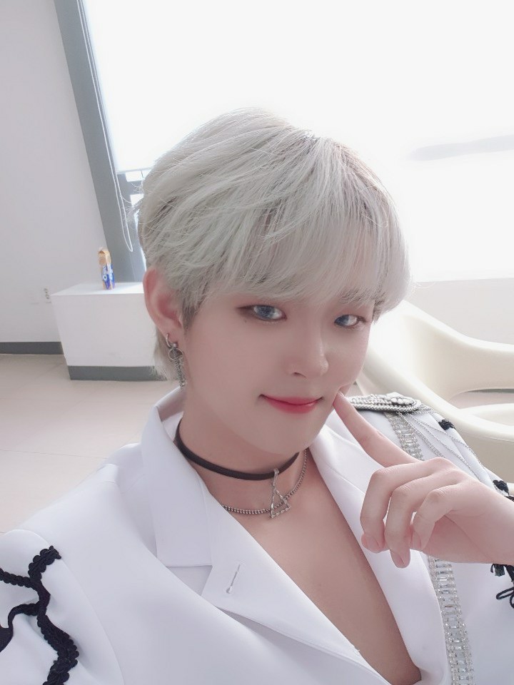 official_F_able's tweet photo. [#시훈] 여러분 너무 오랜만이죠 요즘 사진을 많이 못올려서 블랙 앤 화이트 다양한 모습을 보여드리려고 사진을 찍어왔어요 귀여운거 같나요?🤭 여러분들 생각하면서 더위 잘 이겨내고 있으니까🍀 여러분도 더위 조심하세요 사랑해요!!💚
#F_able #페이블
#시훈 #sihoon
#Burn_it_up https://t.co/FWiGpz2gur