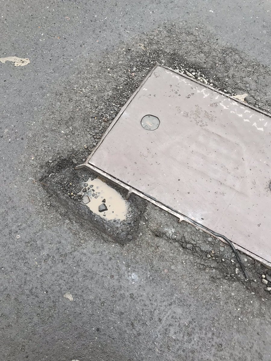 erhussain6's tweet photo. @mybmc @mybmcWardC @RoadsOfMumbai @mybmcRoads @MushtaqAnsari80 @PotholeWarriors @ACI_Mumbai Various #potholes can b seen on Crossroads Near Goaldeol Temple .Opp. New Shantibhuvan Restaurant,S.V.P Road,Null Bazar.. #Request to fix these ASAP https://t.co/s21iF4Phqn