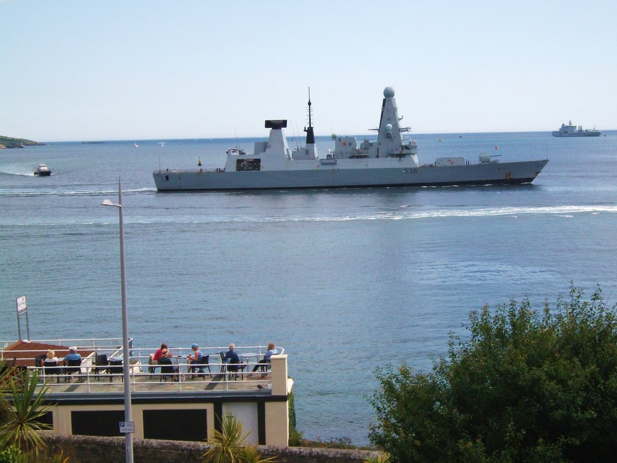 PlymouthDevon1's tweet photo. Coffee Shack patrons observe HMS Defender inbound to Devonport Plymouth this afternoon, past the waterfront & Hoe. @PlymouthDevon1 @HMSDefender @NavyLookout @PlymouthOnWater @plymcoast @visitplymouth #Warship #PlymouthHoe #Devonport @PlymHoe @Waterfront_News #CoffeeShack https://t.co/thrmTWxJt0
