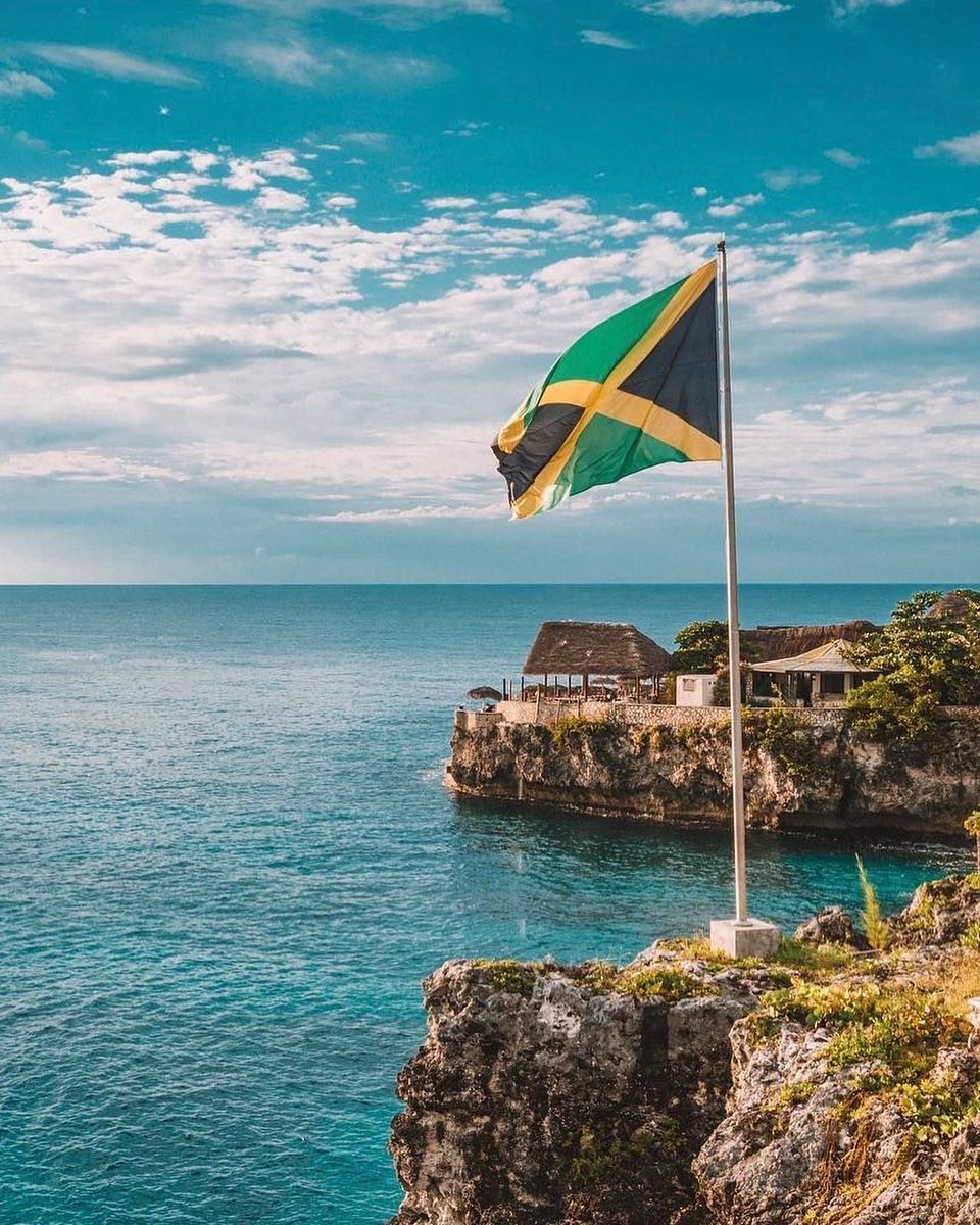 From its picturesque cliffs to the emerald green sea, Negril is known as the place in Jamaica to relax and soothe your soul! bit.ly/2SOLueF #HeartbeartoftheWorld #VisitJamaica 
📷: @divertiamociconlebandiere