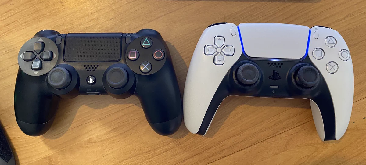 PS5のコントローラー、PS4のものと比べるとこんな感じに！