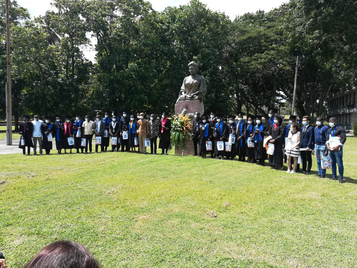 perezperezra's tweet photo. Nuestros 33 graduados de otras nacionalidades rinden tributo a Marta Abreu. #Uclvcu https://t.co/Ws1xZ0K6V8