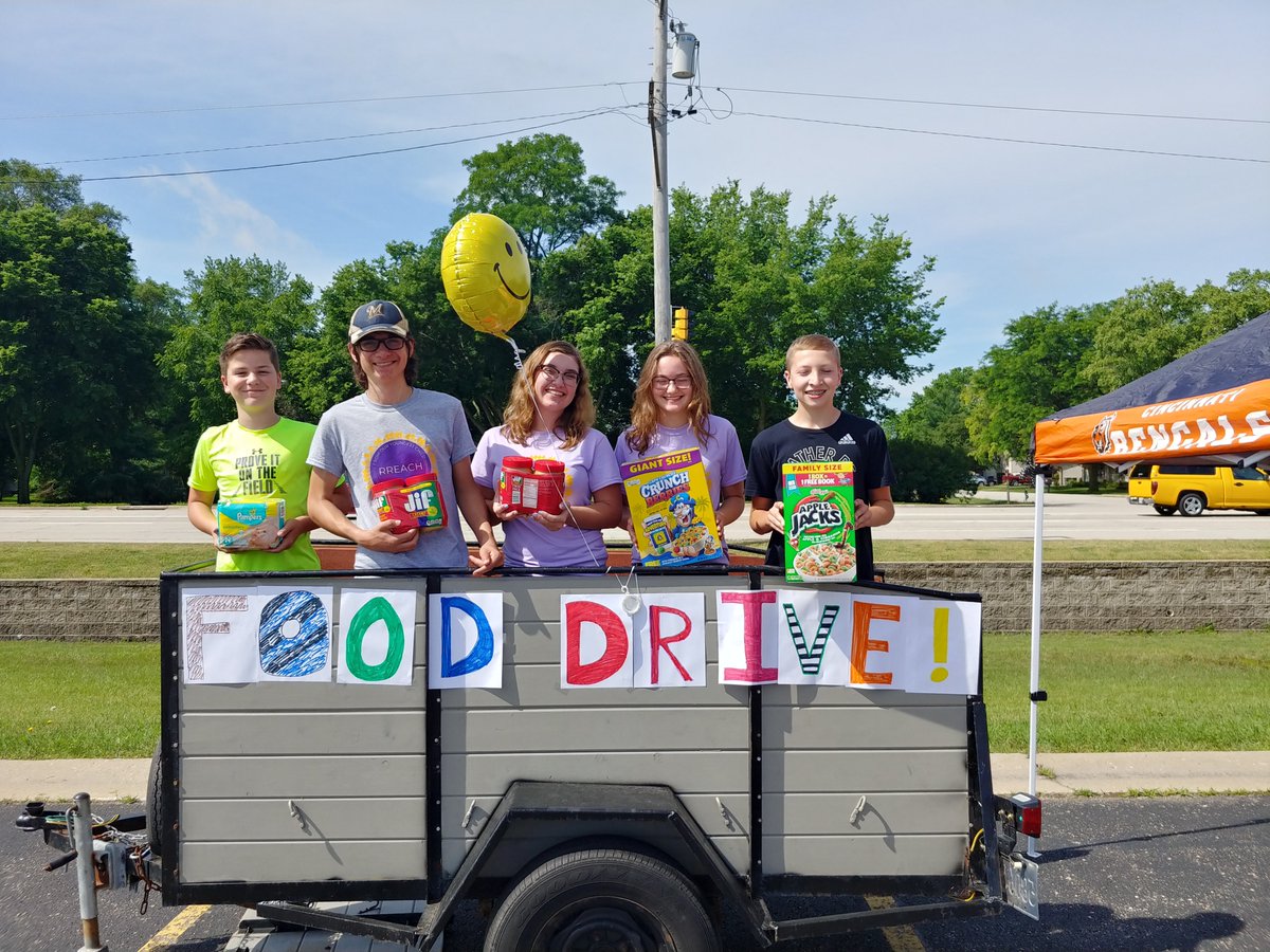 PhillipsEdison's tweet photo. On this #FeelGoodFriday we are proud to highlight the efforts of RREACH, a food bank near our Hilander Village center in #RoscoeIL. The nonprofit recently set up space in the parking lot to collect donations. Thanks so much to all the volunteers and #Roscoe community who donated! https://t.co/4YlGAypGkf