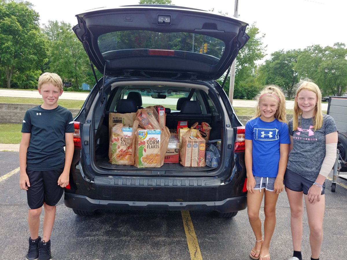 PhillipsEdison's tweet photo. On this #FeelGoodFriday we are proud to highlight the efforts of RREACH, a food bank near our Hilander Village center in #RoscoeIL. The nonprofit recently set up space in the parking lot to collect donations. Thanks so much to all the volunteers and #Roscoe community who donated! https://t.co/4YlGAypGkf