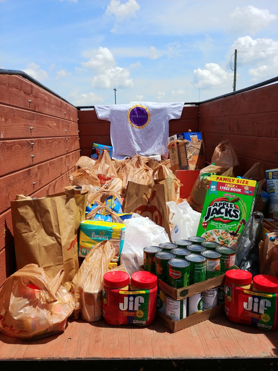 PhillipsEdison's tweet photo. On this #FeelGoodFriday we are proud to highlight the efforts of RREACH, a food bank near our Hilander Village center in #RoscoeIL. The nonprofit recently set up space in the parking lot to collect donations. Thanks so much to all the volunteers and #Roscoe community who donated! https://t.co/4YlGAypGkf
