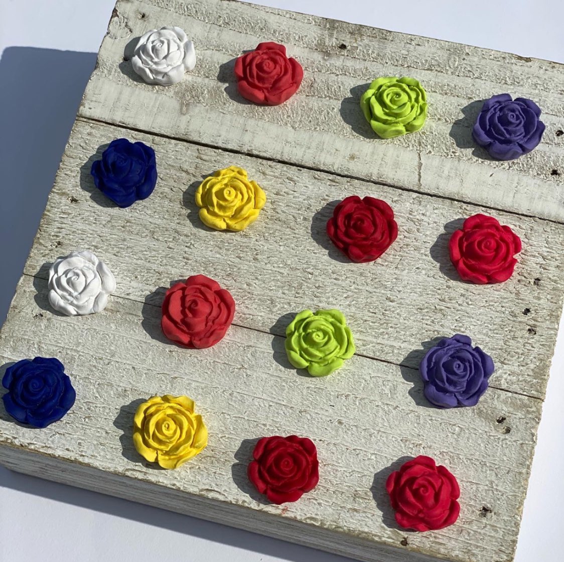 HoneysuckleHJ's tweet photo. #studoftheweek ! All orders placed this week will get a pair of rose studs coordinated with the earrings that they purchased! Feel free to send me a DM if you purchase something and would like these in a certain color though!! 🌹💓✨ https://t.co/SooUsIVnt1
