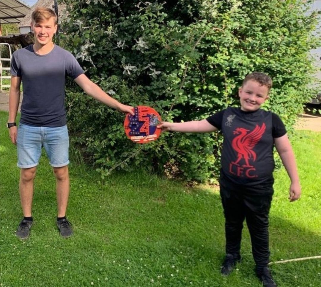 MildenhallFT's tweet photo. As Jason says "Speedway fans are the best" 👍👍 love this gift Olly made for his favourite rider.
#MildenhallFenTigers #MildenhallSpeedway #SpeedwayFans #Fans #YourTeam #JasonEdwards #24 #Mildenhall #Suffolk https://t.co/MEuIvsHRKZ
