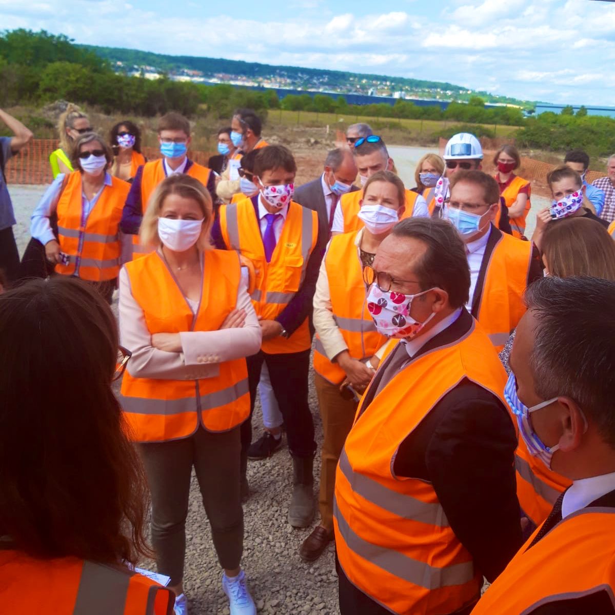 Les_Yvelines's tweet photo. #Écologie ♻️ Ce 17 juillet @barbarapompili ministre de l'@Ecologie_Gouv s'est rendue sur le site de la #MerDeDechets entre @ChanteloupLV et @ville_carrieres. Elle y a été accueillie par @pierre_bedier et par Claire Marlaud, responsable du projet de revalorisation de la plaine 🌳 https://t.co/YqHLLKkDE2