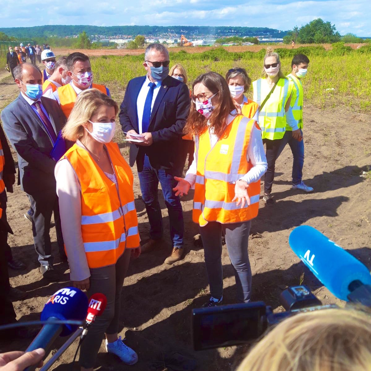 Les_Yvelines's tweet photo. #Écologie ♻️ Ce 17 juillet @barbarapompili ministre de l'@Ecologie_Gouv s'est rendue sur le site de la #MerDeDechets entre @ChanteloupLV et @ville_carrieres. Elle y a été accueillie par @pierre_bedier et par Claire Marlaud, responsable du projet de revalorisation de la plaine 🌳 https://t.co/YqHLLKkDE2