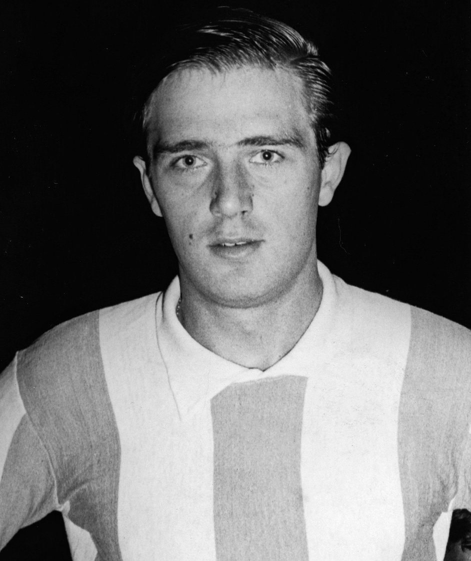 CostaFebreOK's tweet photo. Desde este lugar riverplatense, despedimos a Silvio Marzolini, un crack y una leyenda boquense y del fútbol argentino. Mi pésame para su familia QEPD 🖤 https://t.co/BM07fiTkLV
