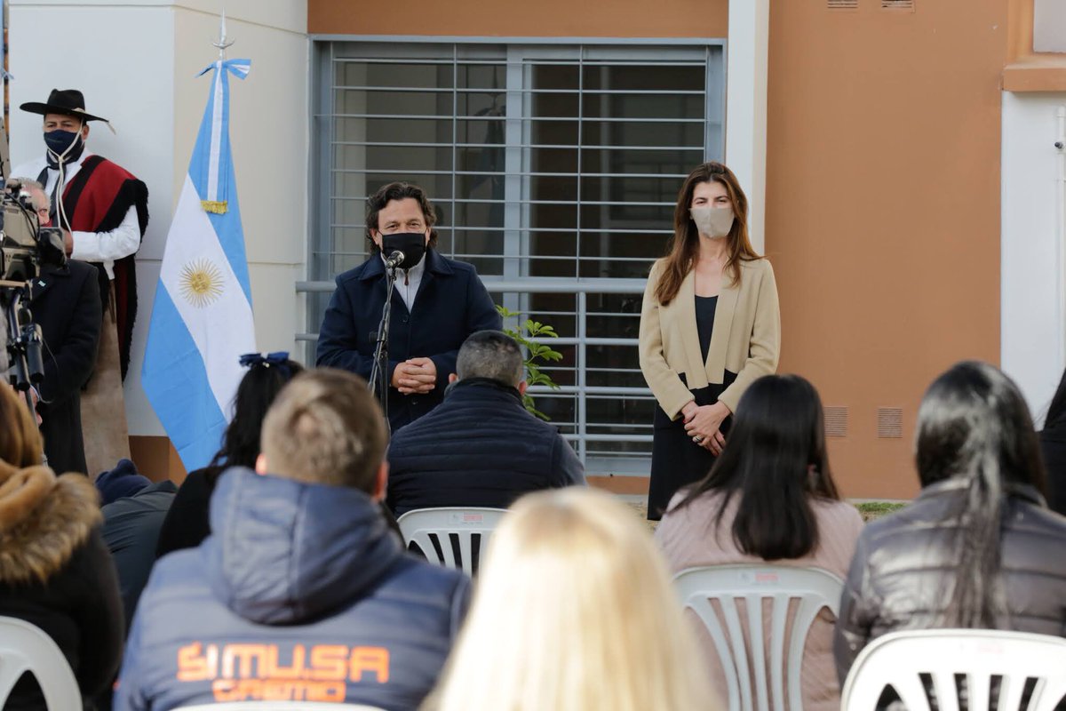 PrensaBettina's tweet photo. La intendenta @RomeroBettina acompañó al Gobernador @GustavoSaenzOK y autoridades provinciales en la entrega de viviendas en Barrio El Bosque. https://t.co/tpvh60ikzi