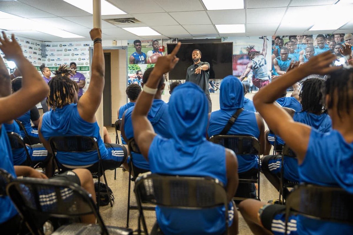 smsbacademy's tweet photo. "If your actions inspire others to dream more, learn more, do more and become more, you are a leader."

Thank you @CoachBlackwell_ for being more than a coach. You’re our leader, mentor and inspiration! #SMSBtakeover

📸 @Michbruc_ 
#Detroit
#smsbELITE
#SoundMoundSoundBody https://t.co/cNPkvvqEpD