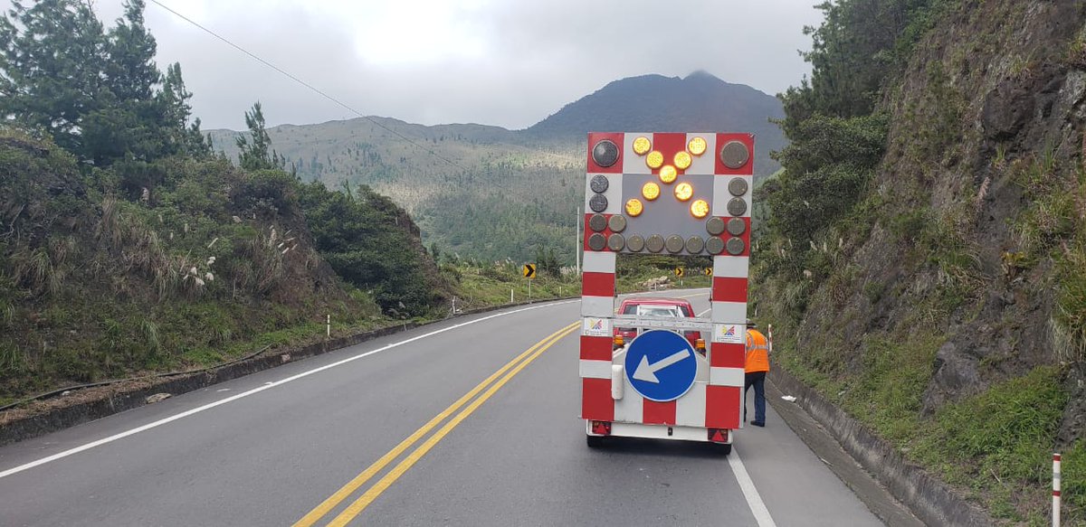 MIT_Ecuador's tweet photo. #MTOPInforma: Con la participación de autoridades inmersas en el tránsito y educación vial, se desarrolló la #MesaDeSeguridadVial en la que se implementó estrategias para reducir la siniestralidad en la provincia de #Loja. https://t.co/rAAgqci3UX