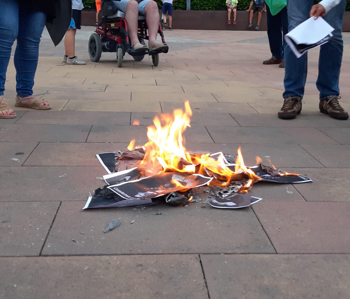 CDRCastellar's tweet photo. ❌👑 VAM TORNAR A DEMOSTRAR QUE NO TENIM REI 👑❌
Gràcies companyes una vegada més per sortir al carrer a demostrar que no VOLEM rei, que no TENIM rei, que els Borbons no són benvinguts i els ho farem veure tantes vegades com calgui.

https://t.co/t83gUobQm8 https://t.co/6aAW5Jw9WQ
