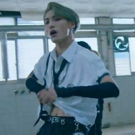nobody:
no one at all:
seonghwa's abs: peekaboo