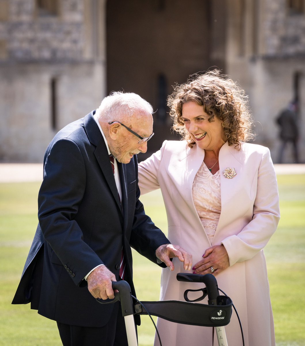 KensingtonRoyal's tweet photo. Today The Queen conferred the Honour of Knighthood on @captaintommoore at an Investiture at #WindsorCastle. 

Congratulations Captain Sir Thomas Moore 👏🎖

Head over to @RoyalFamily for more coverage from today’s special moment. https://t.co/2zdvPjZoBz