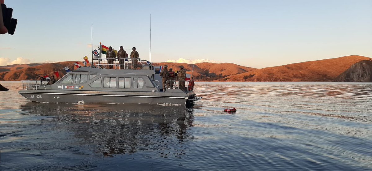 ExtraDigital1's tweet photo. “Titicaca” de la @ArmadaBoliviana, por el sensible fallecimiento del Capitán de Navío Mario Torrico Delgadillo, Oficial Naval que perdió la vida en la batalla contra el #COVIDー19.
Por @i_sabel_1000
Fotos @ArmadaBoliviana
#ExtraTeInforma
#QuédateEnCasa https://t.co/d8Xh7xGeWn