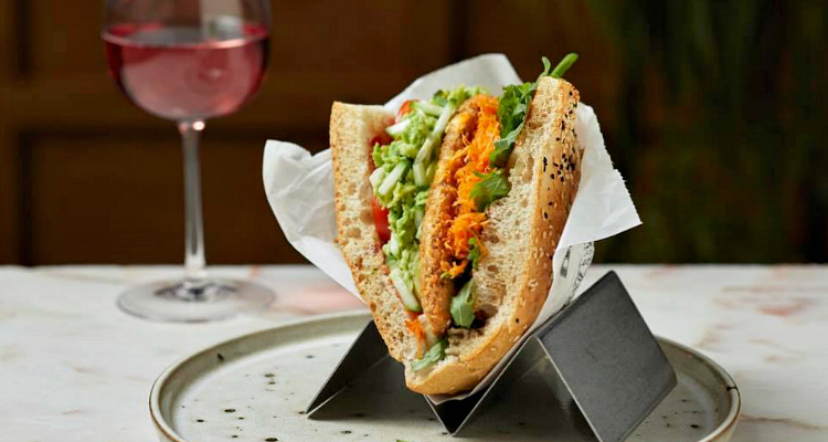 DMNManchester's tweet image. This new Manchester spot is serving up mouthwatering Berlin-inspired kebabs 🤤

designmynight.com/manchester/res…