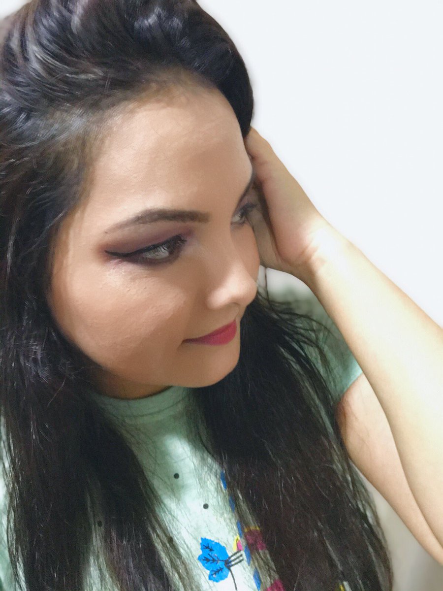 leenatak's tweet photo. Worry less, smile more...
😊😊
.
.
#stylesprinklers #fridaymood #makeup #everydaymakeup #daymakeup #beautyblogger #mumbaiblogger #indianblogger #bloggerstyle #blogger #FridayVibes
#WorldEmojiDay https://t.co/LDC1FfQt1K
