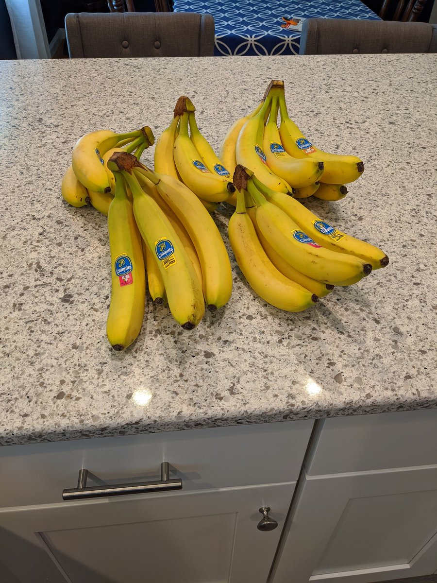 JennyMWatts's tweet photo. I ordered 8 bananas?!? https://t.co/zVC5e5ufIW