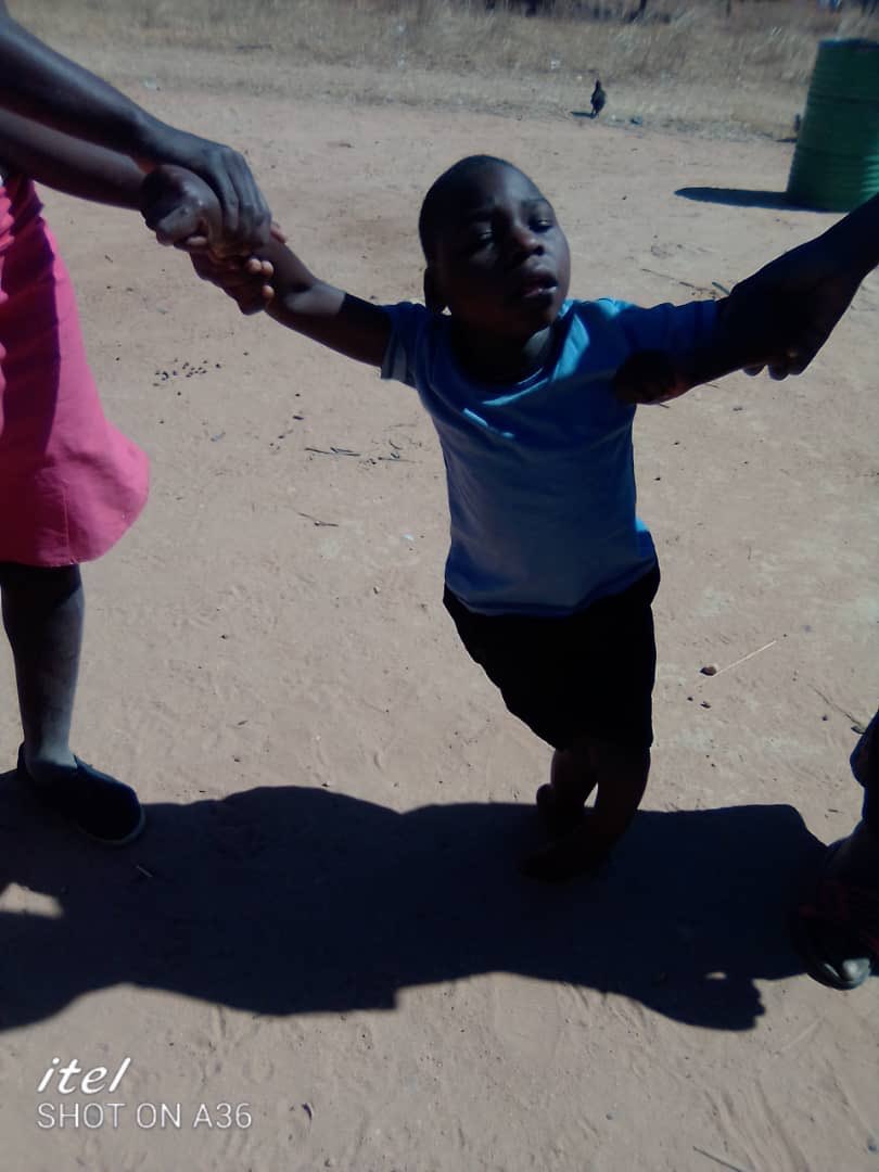 cmagaiza's tweet photo. That’s Tawanda, 10 yrs. He can’t walk &amp; is in Rusape. He needs a wheelchair. If u can donate a used one. DM/call 0719464046 @DougMamvura @LovemoreNyatsin  @advocatemahere @MudiwaHood https://t.co/exP8ecbDnr