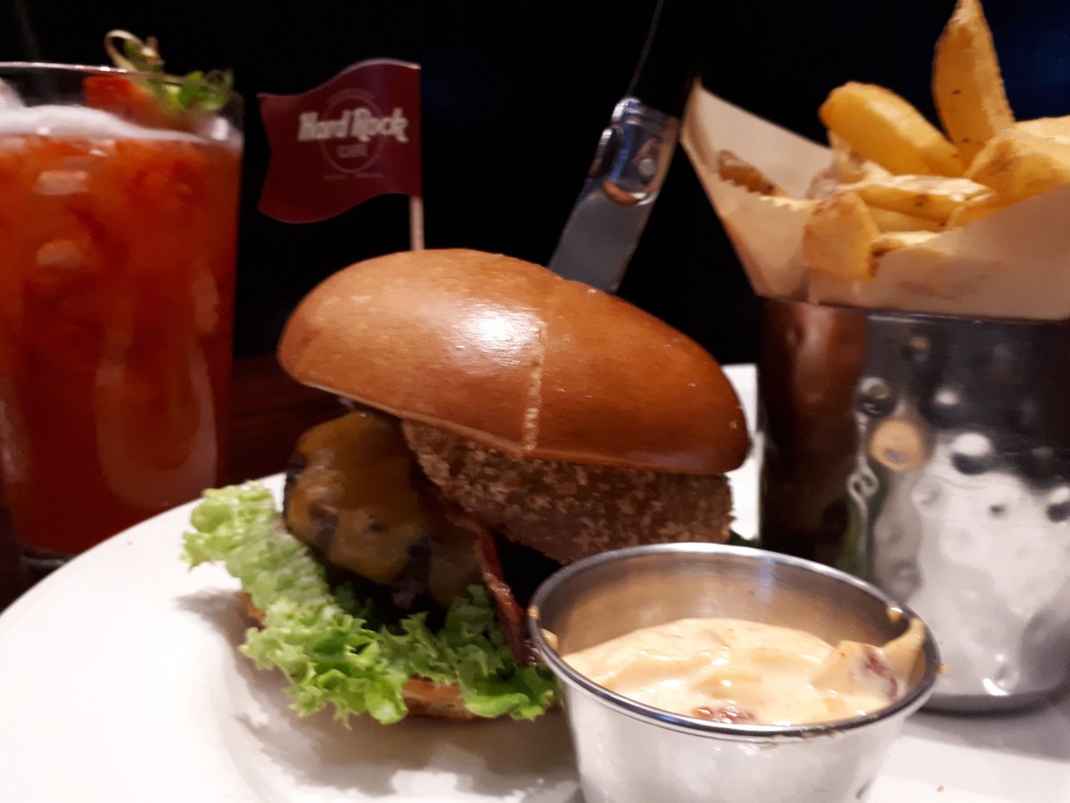 bemusedbackpack's tweet photo. #ad At .@HardRockCafeMCR for my first burger since lockdown ended! So much good food! #LegendsOnly #HardRockPartner #visitManchester https://t.co/CjY9ojVxb9 https://t.co/ZRaVrBIwHv