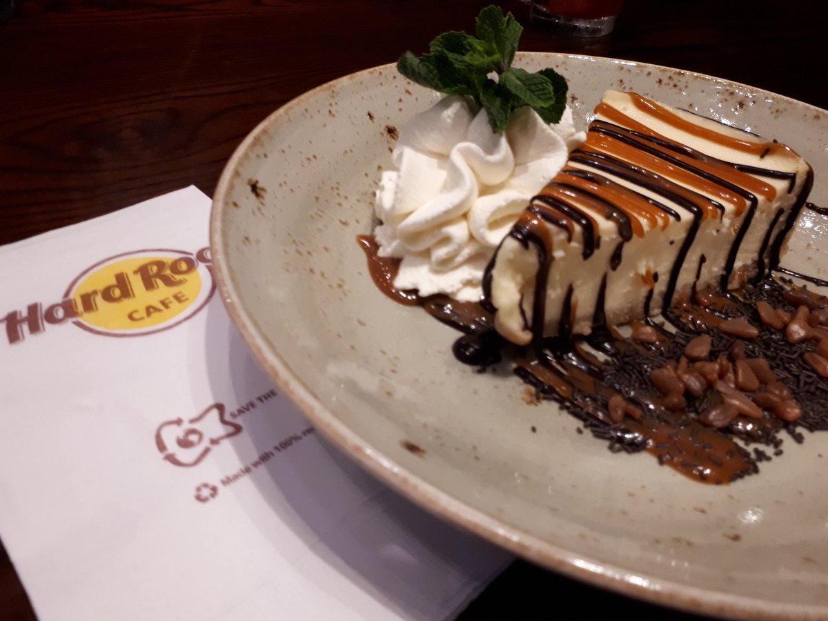 bemusedbackpack's tweet photo. #ad At .@HardRockCafeMCR for my first burger since lockdown ended! So much good food! #LegendsOnly #HardRockPartner #visitManchester https://t.co/CjY9ojVxb9 https://t.co/ZRaVrBIwHv
