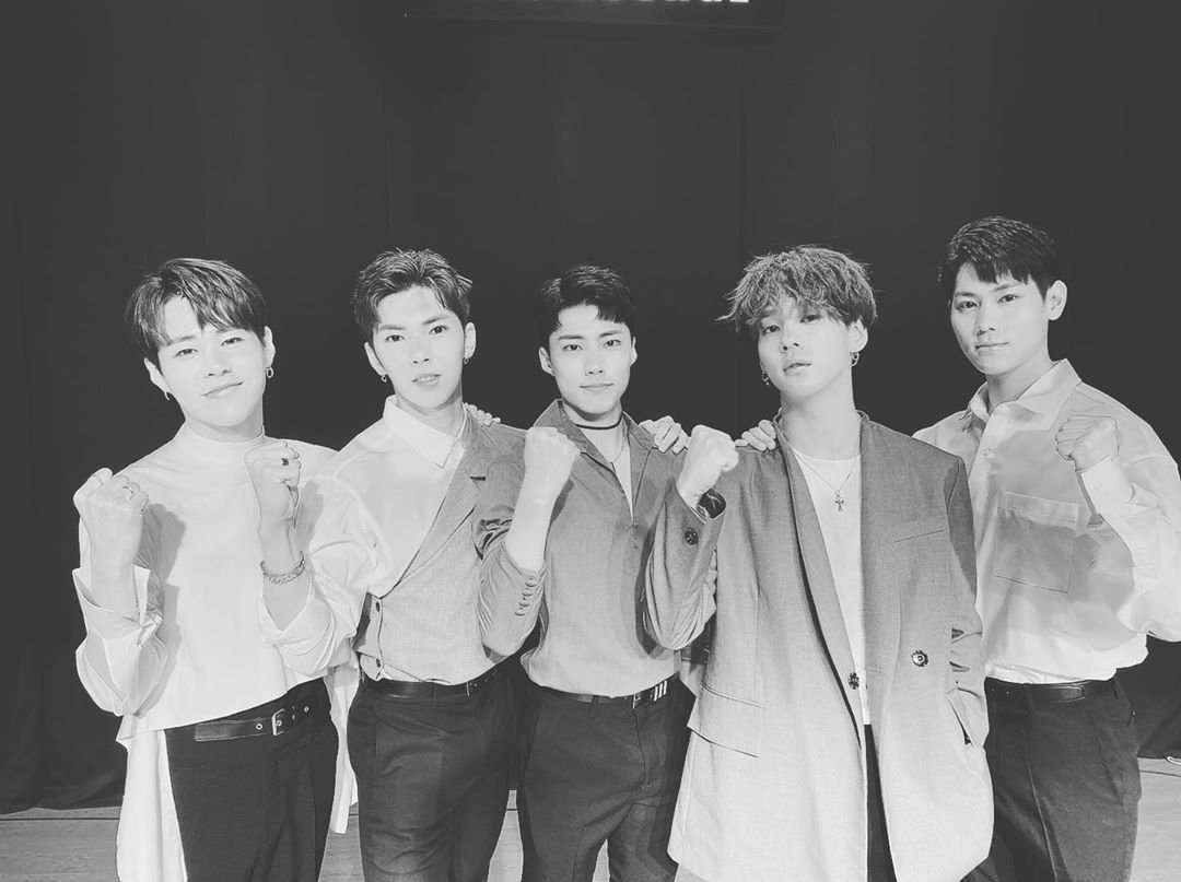 Lemon91Lu's tweet photo. Family ❤️ Ungjae knows how to make IF's smile.
#IMFACT #IMFACTforever https://t.co/kXvCGWcDt0