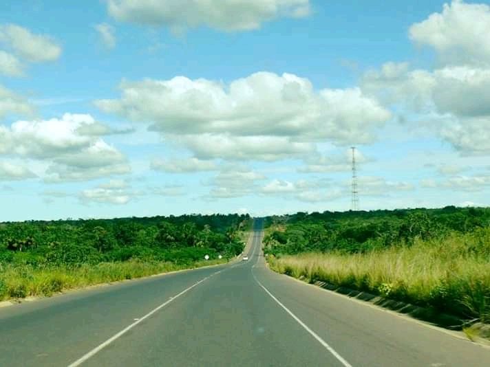 RED VIAL DE VENEZUELA. Existe un total de 96.189 kms. de vías, de las cuales había en 1957 24.502 kms, construidos en más de ciento treinta años. Entre 1958 y 1998 se hicieron 71.168,4 kms y desde 1999 se han hecho 518,6 kms. #ObrasDeLaDemocracia #17Jul