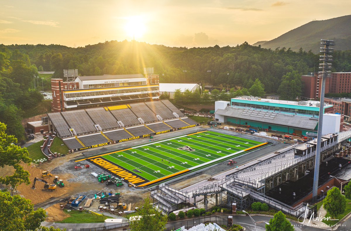 NelsonAerials's tweet photo. Sunset 🌅 
New turf 👀
Football 🏈 https://t.co/ziurwMcESQ