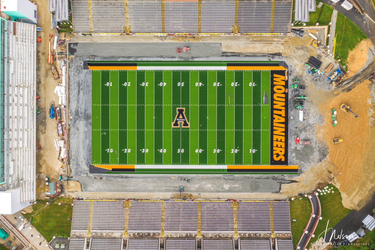 NelsonAerials's tweet photo. Sunset 🌅 
New turf 👀
Football 🏈 https://t.co/ziurwMcESQ